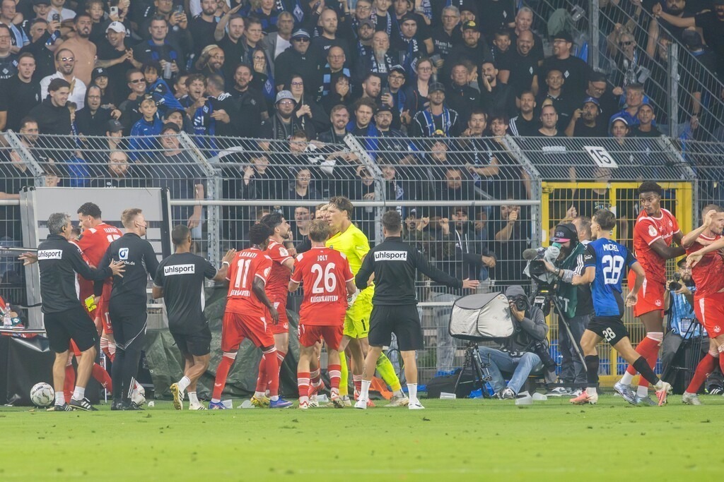 Fußball DFB-Pokal 2026/27, 1. Runde: Waldhof Mannheim gegen 1. FC Kaiserslautern | Fußball DFB-Pokal 2026/27, 1. Runde: Waldhof Mannheim gegen 1. FC Kaiserslautern***Hitzige Rudelbildung zwischen den Spielern beider Mannschaften nach dem Ende der regulären Spielzeit - Realisiert mit Pictrs.com