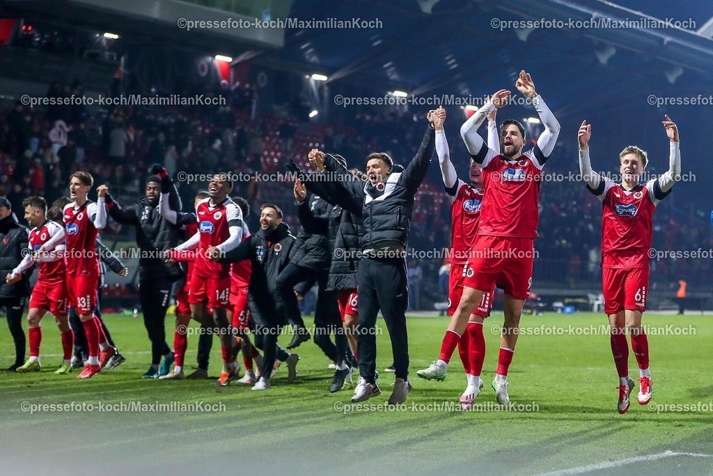 FCVK14022501107 | 14.02.2025, Fußball, FC Viktoria Köln – Alemannia Aachen, 3.Liga, Sportpark Höhenberg, Saison 2024 2025: Abschlussjubel nach dem 3:1 Sieg für Viktoria Köln. Die Mannschaft steht jubelnd zusammen auf dem Spielfeld und bedankt sich bei den Fans für die Unterstützung. rechts: Tobias Eisenhuth (Viktoria Köln #21), Lex-Tyger Lobinger (Viktoria Köln #9), Bryan Henning (Viktoria Köln #6)DFB regulations prohibit any use of photographs as image sequences and or quasi-video.
