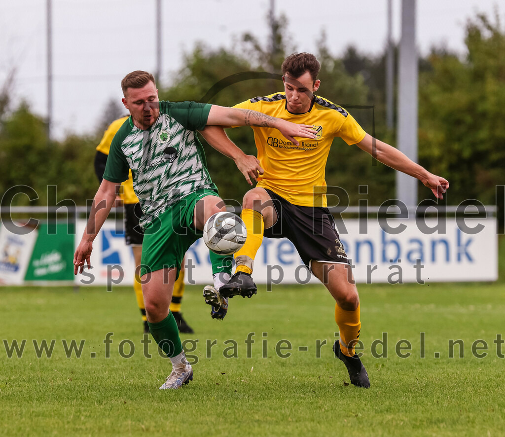 2023-08-06_097_SC_Kirchasch_gegen_SV_Eichenried | Bockhorn, Deutschland, 06.08.2023:
Fußball, Kreisliga 2023 / 2024, 2. Spieltag, SC Kirchasch gegen SV Eichenried, Endergebnis: 3:1

Maximilian Finke (SV Eichenried, #11), Egid Pichlmair (SC Kirchasch, #22)

Foto: Christian Riedel / fotografie-riedel.net