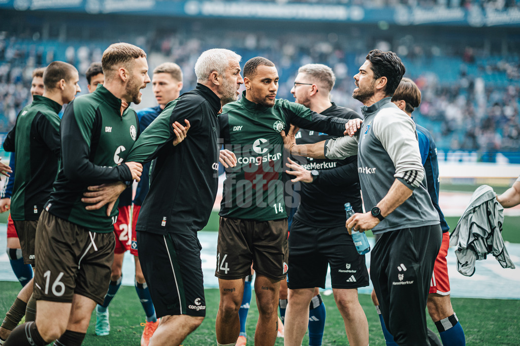Fußball | Männer | Saison 2023/2024 | 2. Fußball-Bundesliga | 32. Spieltag | Hamburger SV vs. FC St. Pauli  | 03.05.2024 | Peter Nemeth (links, FC St. Pauli) und Sebastian Capel (Reha-Trainer HSV) rechts geraten vor dem Spiel aneinander