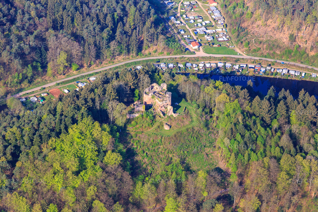 Luftbild: Campingplatz Neudahner Weiher - Günther Jacobi und Campingplatz Moosbachtal - J. Horlemann Erben GbR in Dahn im Bundesland Rheinland-Pfalz in Deutschland. Foto: IMG_106926.jpg vom 22.04.2018 durch Werner Riehm/FLY-FOTO.deWWW.NEUDAHNER-WEIHER.DE