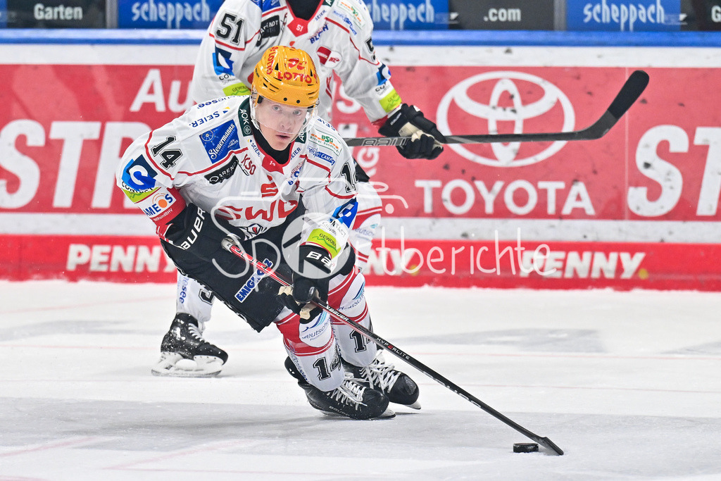 Augsburger Panther - Fischtown Bremerhaven | AUGSBURG, GERMANY - 25. JANUARY: am Puck Ross MAUERMANN (Fischtown Pinguins 14) / Einzelfoto / Freisteller während dem Match zwischen den Augsburger Panthern und den Fischtown Pinguins am 43. Spieltag der Penny DEL im Curt Frenzel Stadion