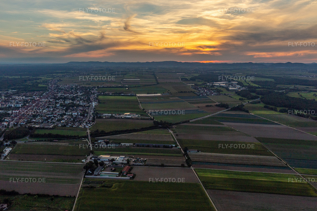 Luftbild: bei Sonnenuntergang in Kandel im Bundesland Rheinland-Pfalz in Deutschland. Foto: IMG_129405.jpg vom 12.09.2021 durch Werner Riehm/FLY-FOTO.de