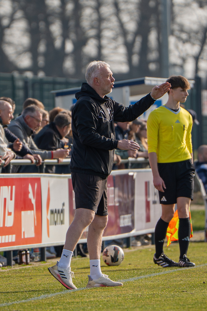 Fußball I Herren I Saison 2025-2026 I Bezirksliga Weser-Ems 4 I 22. Spieltag I Vfl Oythe  - SV Bethen I 6995 | jns.sportfotos - Realisiert mit Pictrs.com