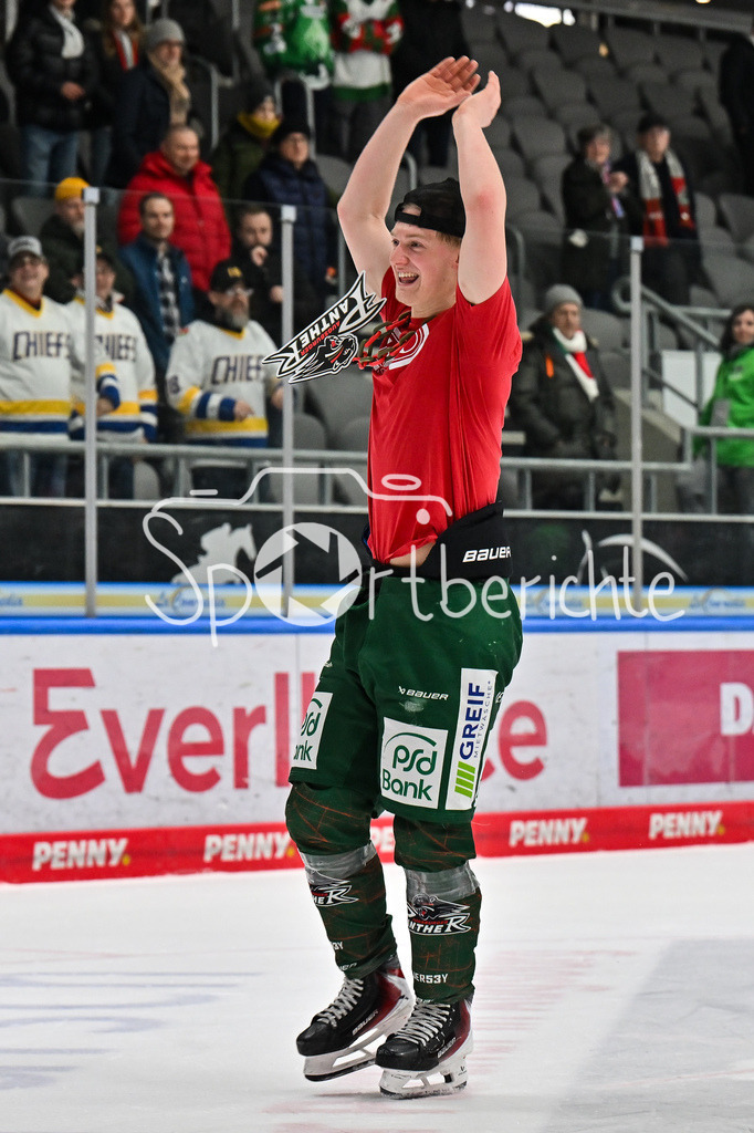 Augsburger Panther - Löwen Frankfurt | AUGSBURG, GERMANY - 16. JANUARY: Die Spieler der Hausherren feiern zusammen mit den Fans den Heimsieg gegen Frankfurt nach dem Match zwischen den Augsburger Panthern und den Löwen Frankfurt am 40. Spieltag der penny DEL im Curt Frenzel Stadion - Sebastian ZWICKL (Augsburger Panther 83)