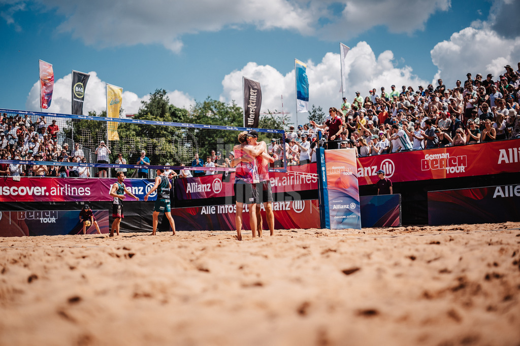 Beachvolleyball | Männer | Allianz German Beach Tour 2025 | Tourstop München | 12.07.2025 | v.l. Tamo Wüst und Tristan Fröbel jubeln nach dem Sieg