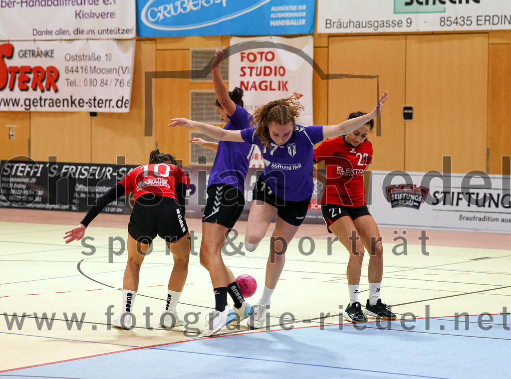 2022-11-05_054_SpVgg_Altenerding_gegen_SpVgg_Erdweg | Erding, Deutschland, 05.11.2022:
Handball, Bezirksoberliga Frauen Altbayern 2022 / 2023, 3. Spieltag, SpVgg Altenerding gegen SpVgg Erdweg, Endergebnis: 27:16

Christina Baumann (SpVgg Erdweg, #10), Janina Konrad (SpVgg Altenerding, #10), Thea-Sophie Steinbrecher (SpVgg Altenerding, #17), Leonie Nefzger (SpVgg Erdweg, #27)

Foto: Christian Riedel / fotografie-riedel.net