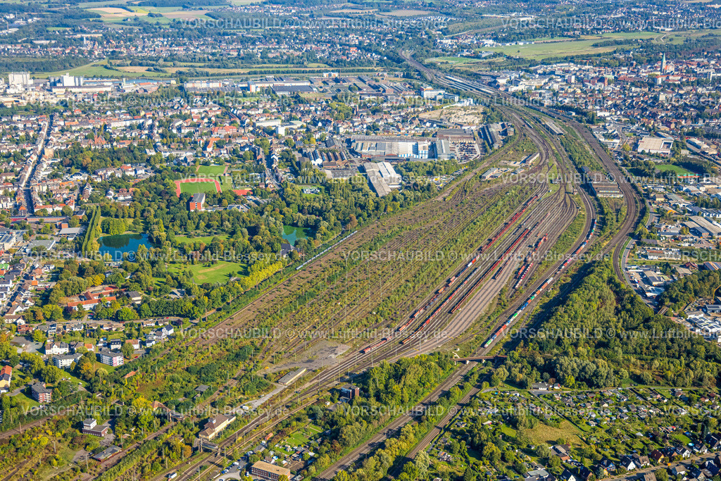Hamm250900175 | Luftbild, Rangierbahnhof Hamm, Friedrich-Ebert-Park mit See, Elisabeth-Lüders-Berufskolleg mit Sportplatz Fußballstadion, Geistschule, Blick zur City und zum Hbf Hauptbahnhof, Stadtbezirk Pelkum, Hamm, Ruhrgebiet, Nordrhein-Westfalen, Deutschland