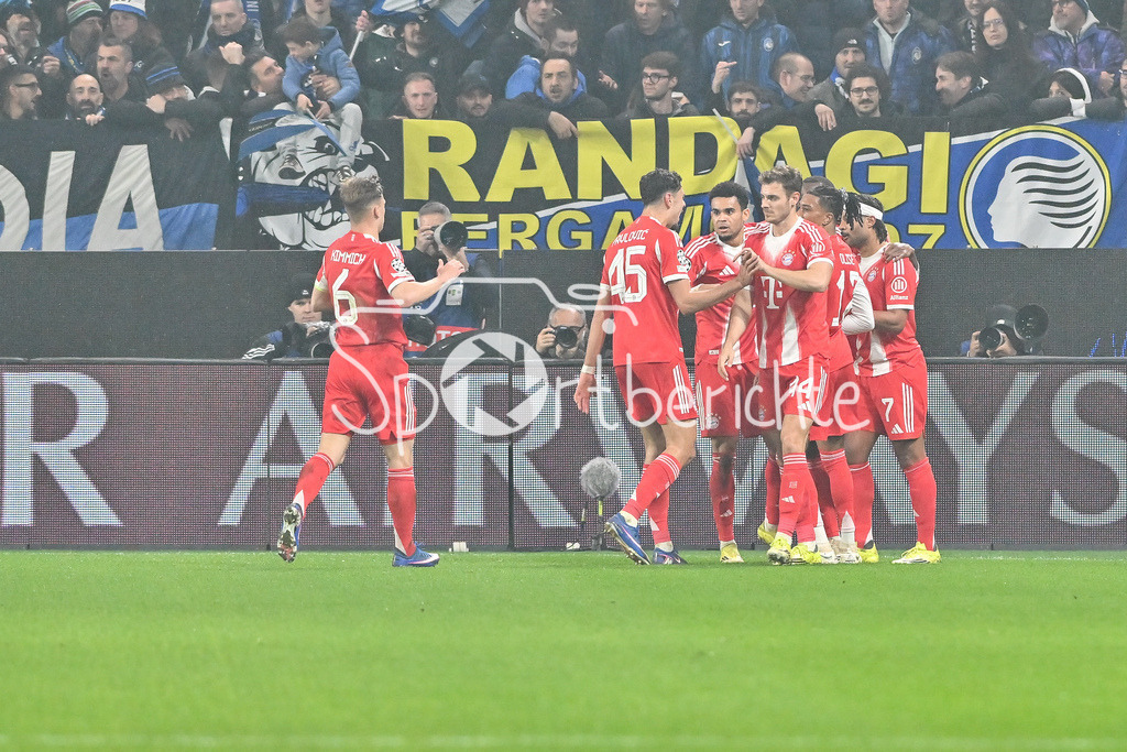 Atalanta Bergamo - FC Bayern München | BERGAMO, ITALY - 10. MARCH: Bayern Munich celebrating the goal to makes 0-3 by Serge GNABRY (FC Bayern Munich 7) Tor / Torschuetze / Freude / Happy during the UEFA Champions League match between Atalanta Bergamo vs. FC Bayern Munich on first leg of round of 16 at New Balance Arena