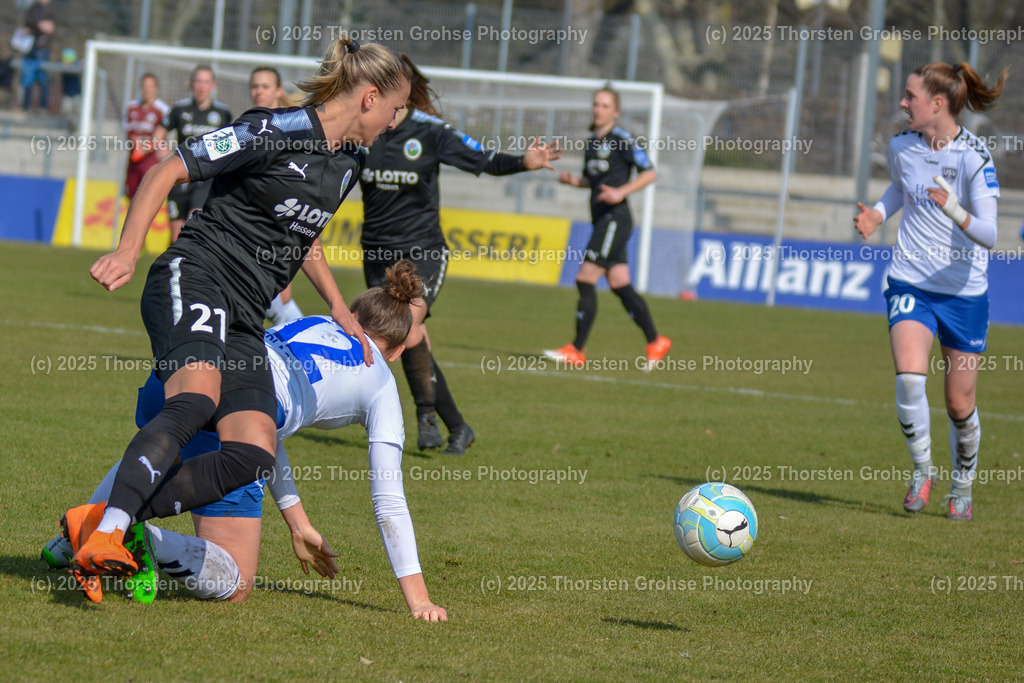 Fussball-BL Frauen 1. FFC Frankfurt vs. FF USV Jena | Crnogorcevic Ana-Maria #21 (1.FFC Frankfurt), Jana Sedlackova #12 (FF USV Jena); Fussball-BL Frauen 1. FFC Frankfurt vs. FF USV Jena, Fussball-Bundesliga Frauen am 25.03.2018 im Stadion am Brentanobad in Frankfurt/Main, (Deutschland) - Realisiert mit Pictrs.com