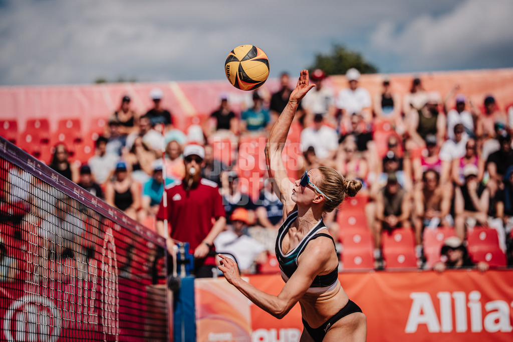 Beachvolleyball | Frauen | Allianz German Beach Tour 2025 | Tourstop München | 04.07.2025 | Tabea Schwarz beim Angriff