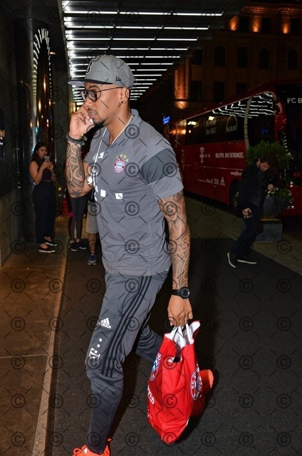 RGE_ 6391 | Jerome Boateng nach der Siegesfeier zurück im Hotel. - Realisiert mit Pictrs.com