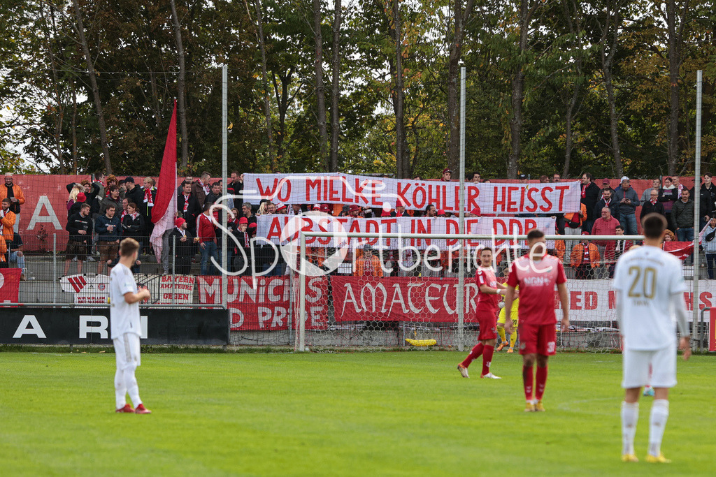 TSV Aubstadt - FC Bayern Amateure | Fans der Amateure zeigen zu Beginn der zweiten Halbzeit ein Spruchband