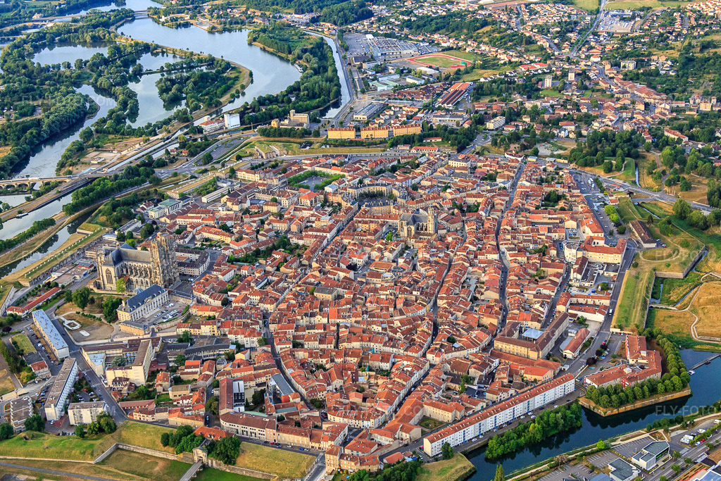 Aerial view: Historic city center of Norden in Toul in the state Meurthe et Moselle, France. – Photo: IMG_083475.jpg taken on 07/13/2015 by Werner Riehm/FLY-FOTO.com – Resolution of the original: 5340 x 3560 px