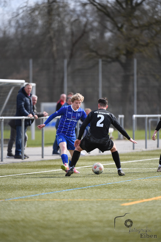 FC Rastede-VFl Stenum | Herren Bezirksliga 2; FC Rastede (blau)-VFL Stenum (schwarz) am 29.03.2026 in Rastede (Sportanlage Köttersweg), Photo: Philip Eiben 2026 - Realisiert mit Pictrs.com