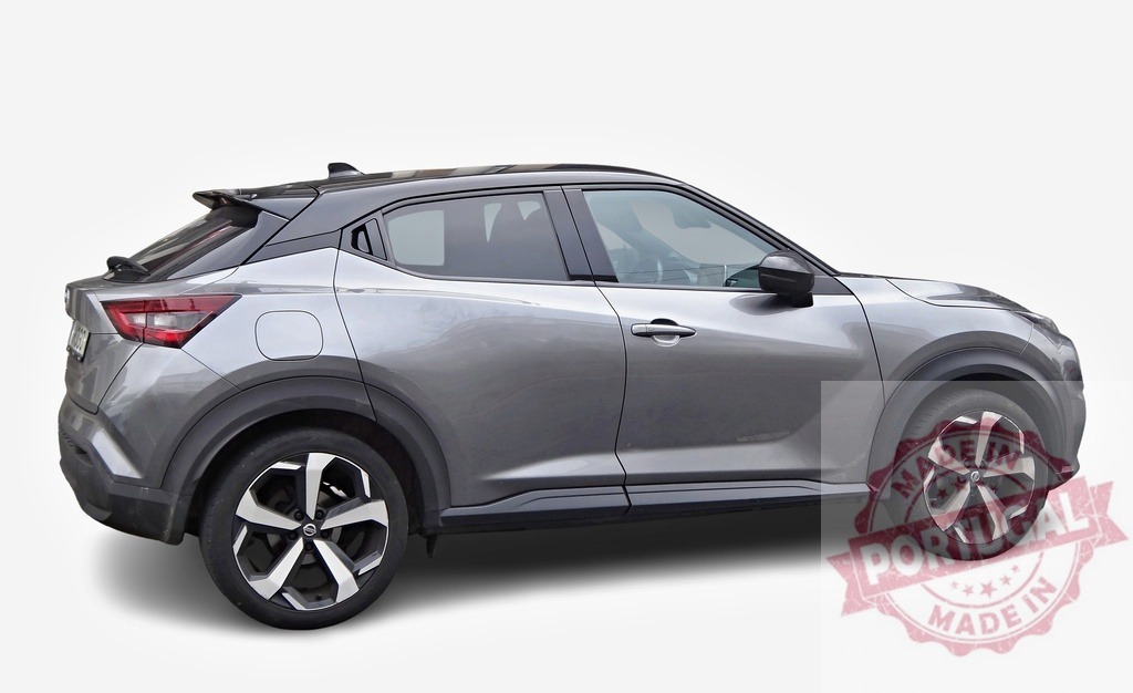Nissan Juke showcasing its sleek profile on a white background | Modern gray Nissan Juke is parked, emphasizing its contemporary design and sporty features - Realisiert mit Pictrs.com
