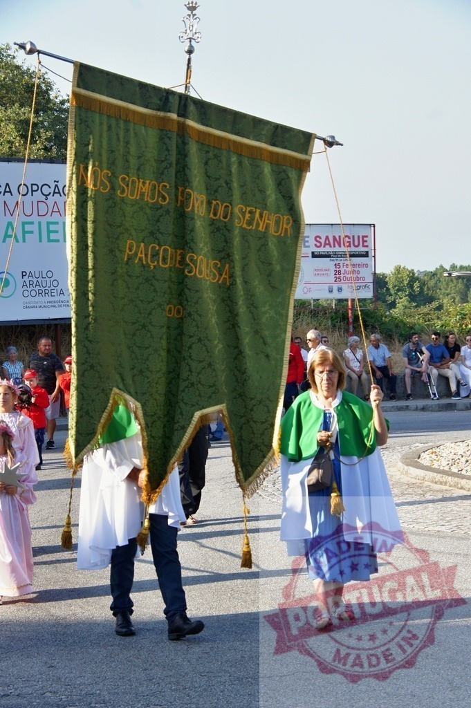 Paço de Sousa parishioners carrying religious banner during procession | Procession 15.08.2025 - Assumption Day - Paco de Sousa, Portugal Paço de Sousa parishioners walking and carrying a religious banner during a sunny procession - Realisiert mit Pictrs.com