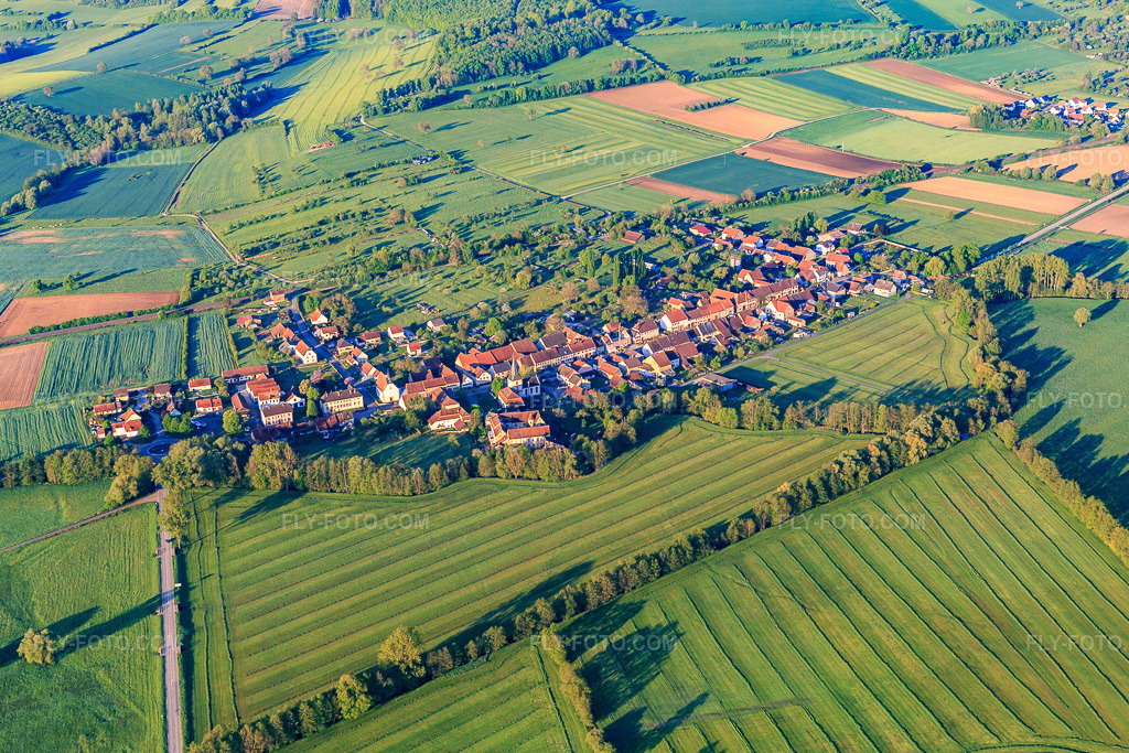 Aerial view: Village overview in the morning from the north in Lorentzen in the state Bas-Rhin, France. – Photo: IMG_145913.jpg taken on 05/01/2025 by Werner Riehm/FLY-FOTO.com – Resolution of the original: 5325 x 3550 px