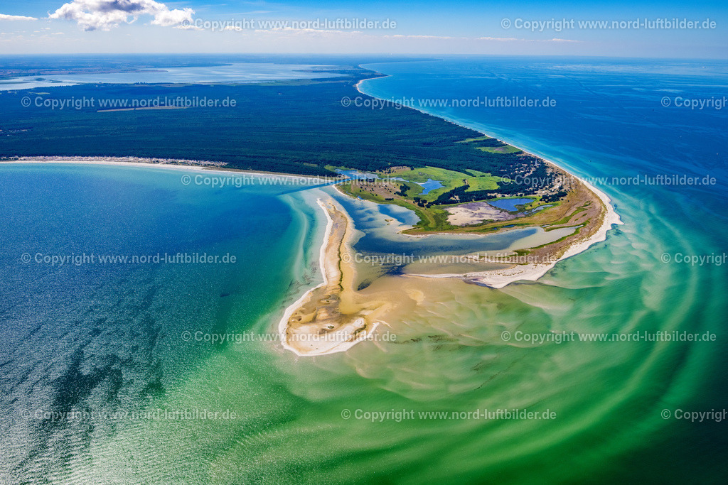 Darss_Naturschutzgebiet_ELS_8611100822 | BORN AM DARß 10.08.2022 Sandbank- Landfläche durch Strömungen unter der Meeres- Wasseroberfläche der Ostsee am Naturschutzgebiet Darsser Ort in Born am Darß an der Ostseeküste im Bundesland Mecklenburg-Vorpommern, Deutschland. Weiterführende Informationen bei: NABU - Naturschutzbund Deutschland e.V.. // Sandbank- land area by flow under the sea water surface the Baltic Sea at the Darsser Ort nature reserve in Born am Darss at the baltic sea coast in the state Mecklenburg - Western Pomerania, Germany. Further information at: NABU - Naturschutzbund Deutschland e.V.. Foto: Martin Elsen