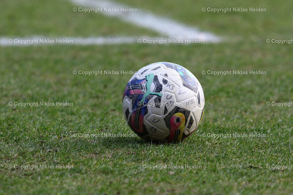 NH_HolsteinKielU19_BlumenthalerSVU19_U19DFBNachwuchsliga_08022025 | Spielball in der U19 DFB-Nachwuchsliga.Fußball I Junioren I U19 DFB-Nachwuchsliga I Saison 2024-2025 I Hauptrunde Liga B, Gruppa A, 2. Spieltag I Holstein Kiel U19 - Blumenthaler SV U19 I 08.02.2025 I Citti-Fußballpark