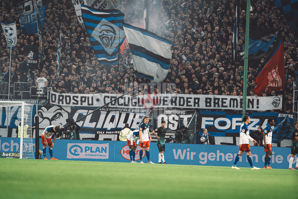 Fußball | Männer | Saison 2025/2026 | 1. Fußball-Bundesliga | 13. Spieltag | Hamburger SV vs. SV Werder Bremen | 07.12.2025 | HSV Fans mit einem Banner Transparent Orospu Cocugu Werder Bremen