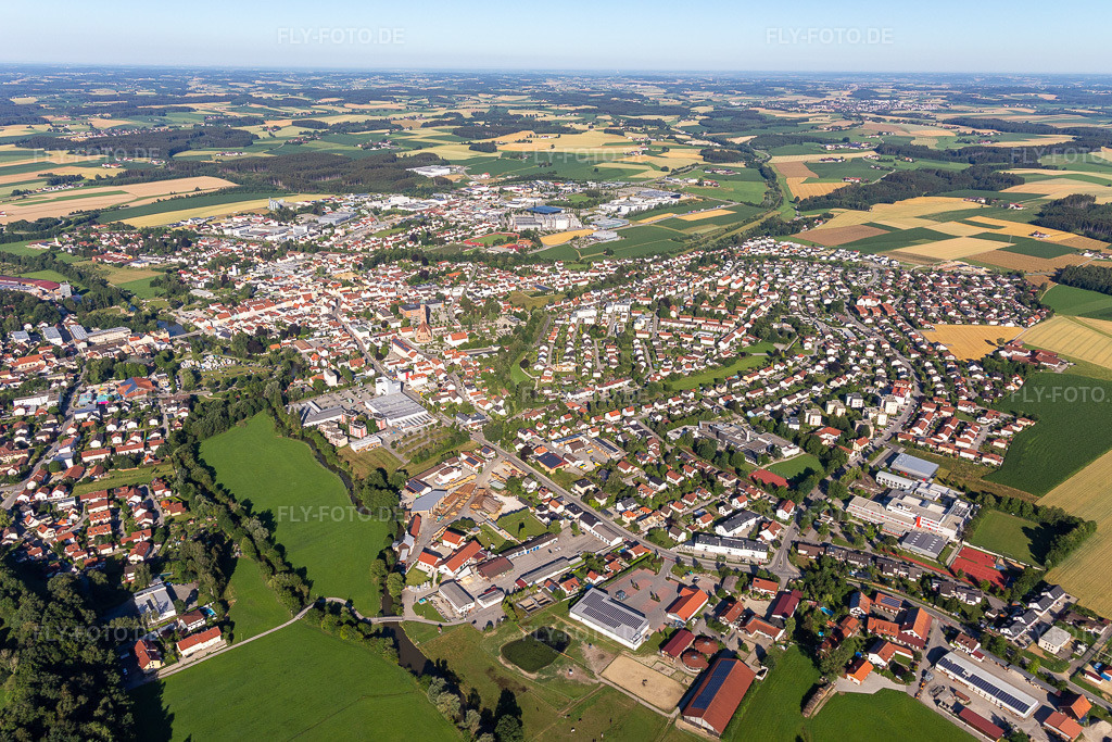 Luftbild:  in Vilsbiburg im Bundesland Bayern in Deutschland. – Foto: IMG_133006.jpg vom 03.07.2022 durch Werner Riehm/FLY-FOTO.de – Auflösung des Originals: 5237 x 3491 px – Stadt Vilsbiburg