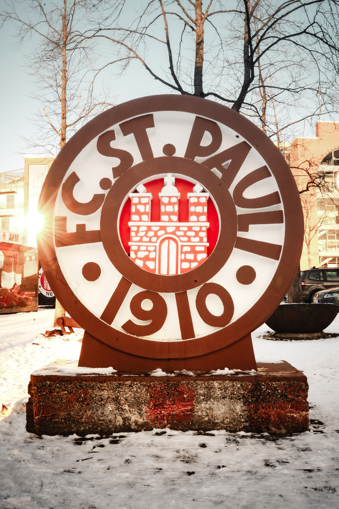 HEV05501 | Der offizielle Shop für FC St. Pauli Fotos. Wähle aus Spielszenen & Fanmomenten dein FCSP Wunschformat. Wir liefern Millerntor-Atmosphäre.