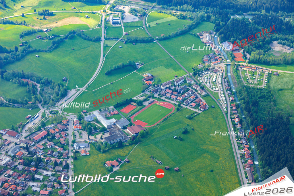Die Luftaufnahme der Stadt Oberstdorf wurde vom UL-Flugzeug heraus erstellt ( keine Drohne )- hohe Auflösung für beste Qualität