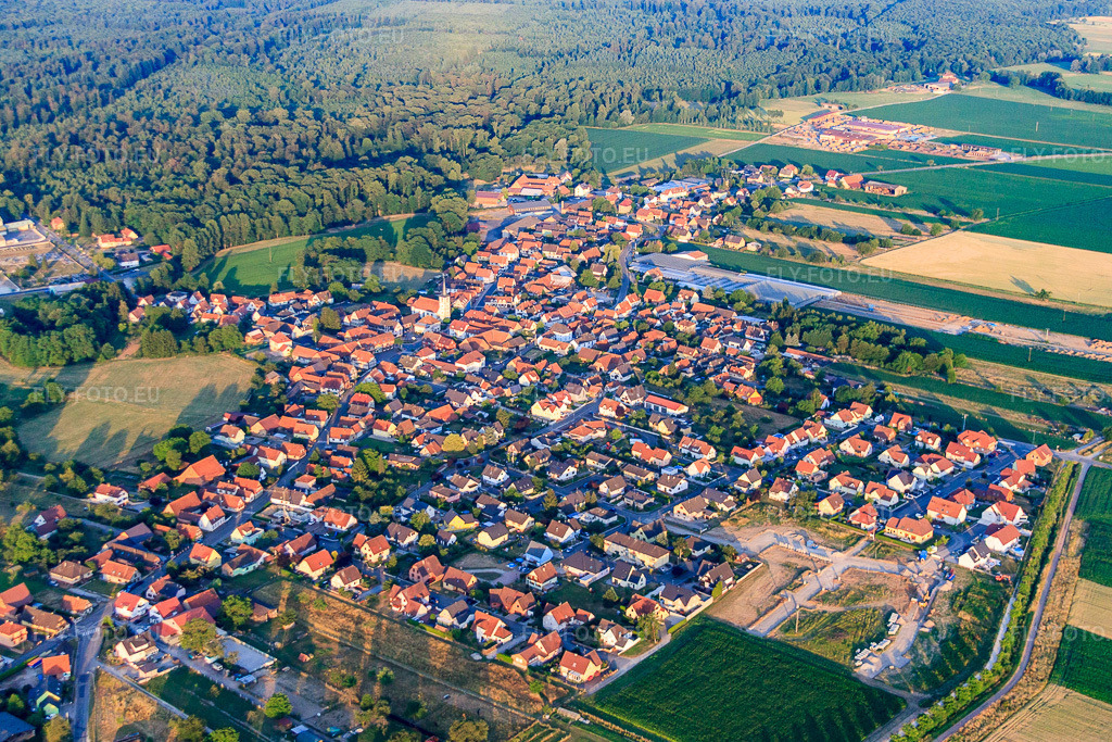 Vue aérienne: Vue de la ville depuis le nord-est à Niederrœdern dans le département Bas Rhin, France – .Photo: IMG_67985.jpg prise le 19/06/2014 par Werner Riehm/FLY-FOTO.eu – Résolution de l'original: 4395 x 2930 px