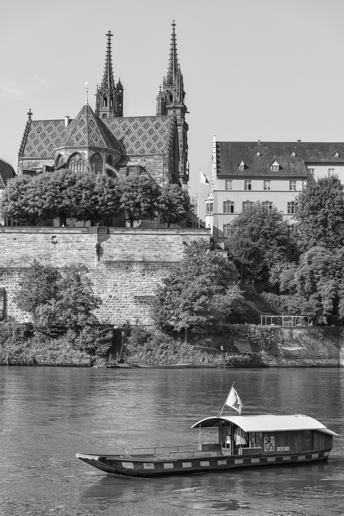 Münster mit Fähre | Das Basler Münster mit Fähre "Leu". - Realisiert mit Pictrs.com