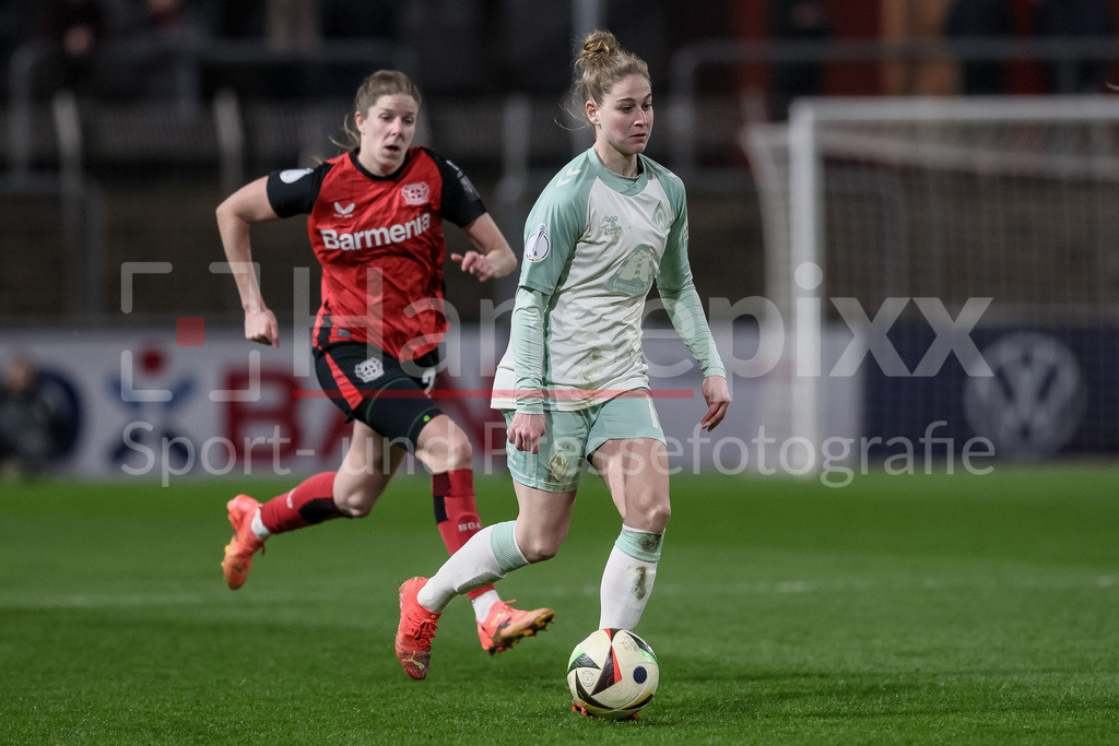 Fussball, DFB-Pokal Frauen, Bayer 04 Leverkusen - SV Werder Bremen | v.li.: Saskia Matheis (SV Werder Bremen, 19) am Ball, Einzelbild, Ganzkörper, Aktion, Action, Spielszene, DIE DFB-RICHTLINIEN UNTERSAGEN JEGLICHE NUTZUNG VON FOTOS ALS SEQUENZBILDER UND/ODER VIDEOÄHNLICHE FOTOSTRECKEN. DFB REGULATIONS PROHIBIT ANY USE OF PHOTOGRAPHS AS IMAGE SEQUENCES AND/OR QUASI-VIDEO.