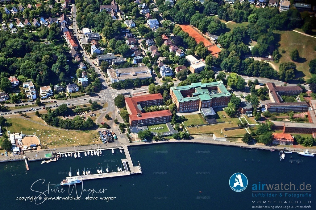 Luftbild Kiel Hafen - Von der Marineakademie zum Parlament Kaiserliche Marineakademie | Von der Marineakademie zum Parlament Kaiserliche Marineakademie (1888–1918): Das Gebäude am Düsternbrooker Weg wurde ursprünglich als Akademie für Marineoffiziere errichtet und 1888 eingeweiht. Es galt als eines der prächtigsten Bauwerke Kiels.Zwischenkriegszeit & NS-Staat: Nach 1919 musste die Akademie gemäß dem Versailler Vertrag schließen. Das Gebäude diente fortan als Sitz der Marinestation der Ostsee und während der NS-Zeit als Hauptquartier des Marineoberkommandos Ostsee.Zerstörung & Wiederaufbau: Im Zweiten Weltkrieg wurde das Haus durch Luftangriffe schwer beschädigt, insbesondere das Dach und der Südostflügel.