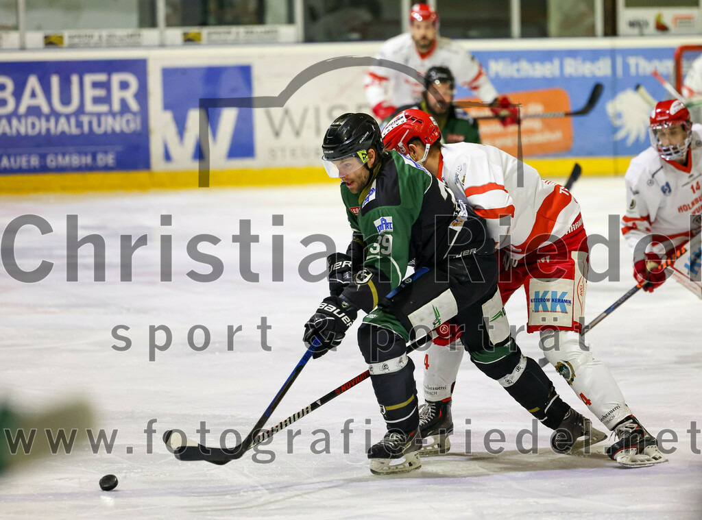 2023-03-10_014_TSV_Erding_gegen_TEV_Miesbach | Erding, Deutschland, 10.03.2023:
Eishockey, Bayernliga Playoffs 2022 / 2023, Halbfinale, TSV Erding gegen TEV Miesbach, Endergebnis: 2:0

Thomas Plihal (Erding Gladiators, #39), Johannes Bacher (TEV Miesbach, #4)

Foto: Christian Riedel / fotografie-riedel.net