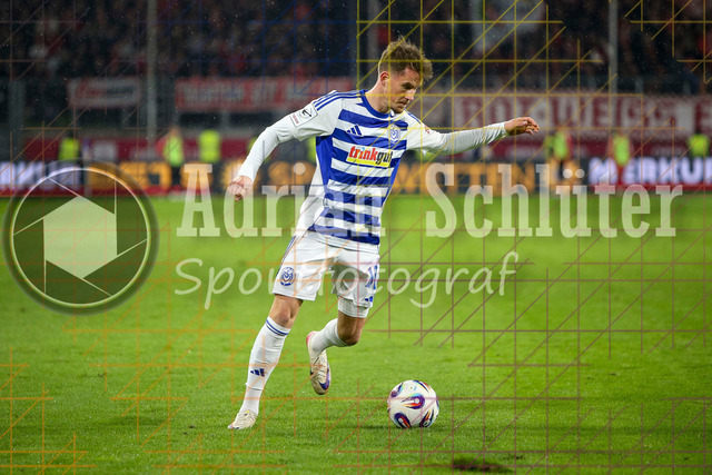 MSV Duisburg vs Rot-Weiss Essen - 3. Liga | Duisburg, Deutschland, 26.10.25:   Christian Viet (MSV Duisburg) in Aktion am Ball, Einzelaktion waehrend des Spiels der 3. Liga MSV Duisburg vs Rot-Weiss Essen in der schauinsland-reisen-arena(Foto von Brauer-Fotoagentur / Adrian Schlueter)