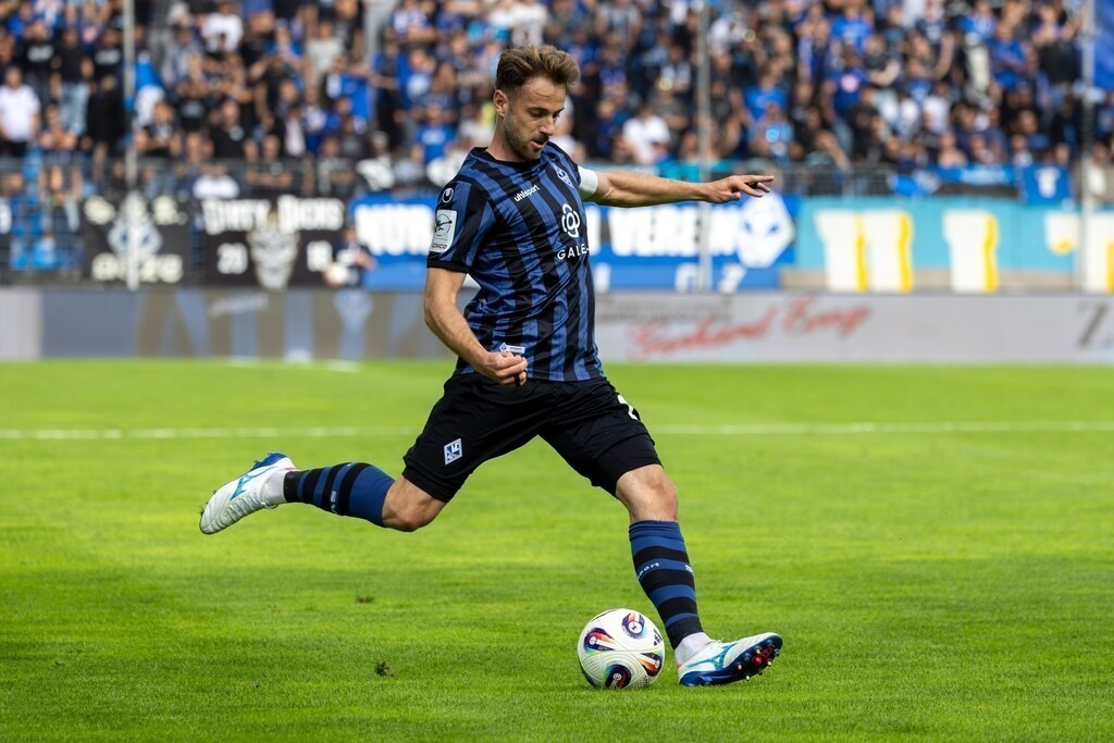 Fußball 3. Liga, Saison 2025/26, 5. Spieltag: Waldhof Mannheim gegen Energie Cottbus***Am Ball: Lukas Klünter (24, Mannheim) | Fußball 3. Liga, Saison 2025/26, 5. Spieltag: Waldhof Mannheim gegen Energie Cottbus***Am Ball: Lukas Klünter (24, Mannheim) - Realisiert mit Pictrs.com