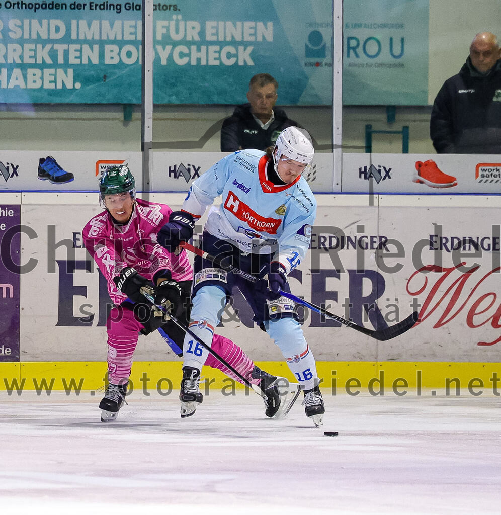 2025-10-05_032_TSV_Erding_gegen_Heilbronner_Falken | Erding, Deutschland, 05.10.2025:Eishockey, Oberliga Süd 2025 / 2026, 6. Spieltag, TSV Erding gegen Heilbronner Falken, Endergebnis: 3:1Björn Salhi (Erding Gladiators, #13), Marvin Drothen (Heilbronner Falken, #16)Foto: Christian Riedel / fotografie-riedel.net