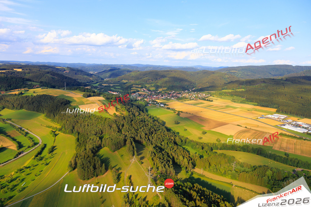 Die Luftaufnahme Roßlach - Wilhelmsthal wurde vom UL-Flugzeug (keine Drohne) aus fotografiert.Hohe Druck- Auflösung-die Geschenkidee!