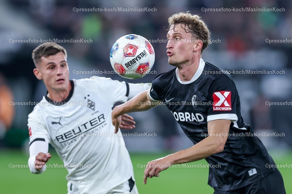 BMG05102501134 | 05.10.2025, Fußball, Borussia Mönchengladbach - SC Freiburg, 1. Fußball Bundesliga, Borussia-Park, Saison 2025 2026: Yannik Engelhardt&nbsp;(Borussia Mönchengladbach #06) im Zweikampf gegen  Patrick Osterhage&nbsp;(SC Freiburg #06) DFB regulations prohibit any use of photographs as image sequences and or quasi-video.