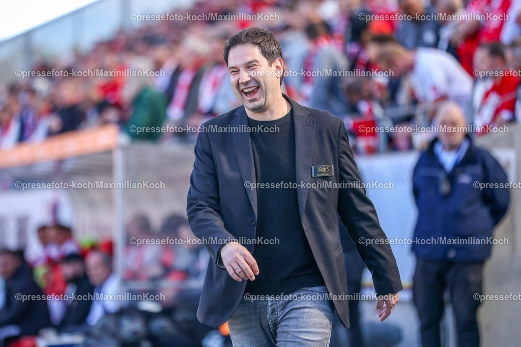xKWIx26042601014 | 2026.04.26, xkwix, Fußball, 3.Liga, Rot-Weiss Essen - 1. FC Saarbrücken, Stadion an der Hafenstraße, 35.Spieltag, Saison 2025 / 2026: Argirios Giannikis (1. FC Saarbrücken Cheftrainer) lachend und freudig DFB regulations prohibit any use of photographs as image sequences and or quasi-video. Photo: xKamilxWilkowskixPressefotoKochx