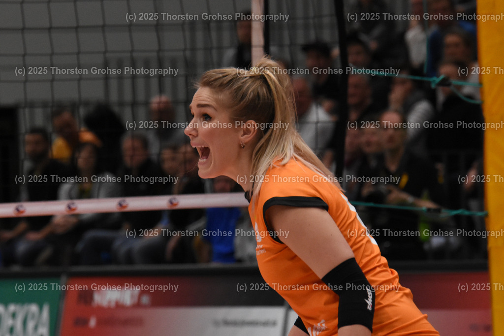 VBL VFB SUHL vs. LADIES IN BLACK AACHEN | Aachen in SCHWARZ gegen Suhl in GELB; VBL VFB SUHL vs. LADIES IN BLACK AACHEN, Volleyball-Bundesliga Frauen am 03.02.2018 in der Multihalle in Meiningen, (Deutschland) - Realisiert mit Pictrs.com
