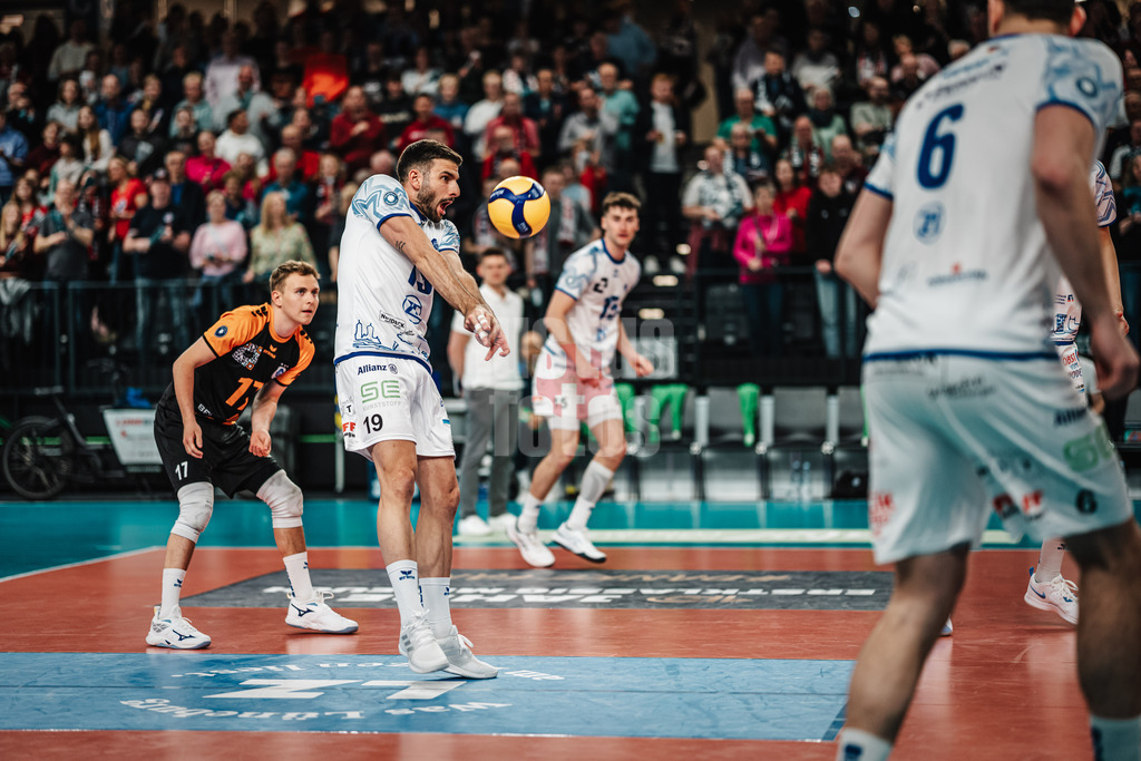 Volleyball | Herren | Saison 2024/2025 | 1. Volleyball Bundesliga Männer | Halbfinale | SVG Lüneburg vs. VfB Friedrichshafen | 05.04.2025 | Ivan Zeljkovic (#19, VfB Friedrichshafen) nimmt den Ball an