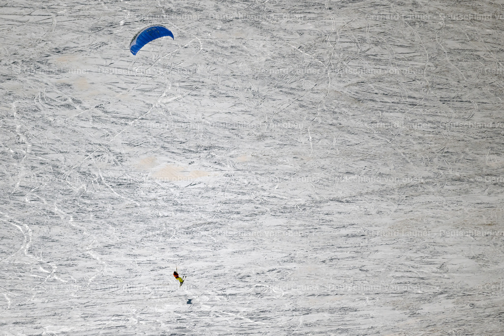 4043476 | GERSFELD (RHöN) 13.02.2021 Winterluftbild Surfer - Kitesurfer - Snowkiter in Fahrt an der Wasserkuppe in Gersfeld (Rhön) in der Rhön im Bundesland Hessen, Deutschland. Weiterführende Informationen bei: Papillon Flucenter Wasserkuppe. // Winter aerial photo Surfer - Kitesurfer - Snowkiter in ride on the Wasserkuppe in Gersfeld (Rhoen) in the Rhoen in the state Hesse, Germany. Further information at: Papillon Flucenter Wasserkuppe. Foto: Gerhard Launer