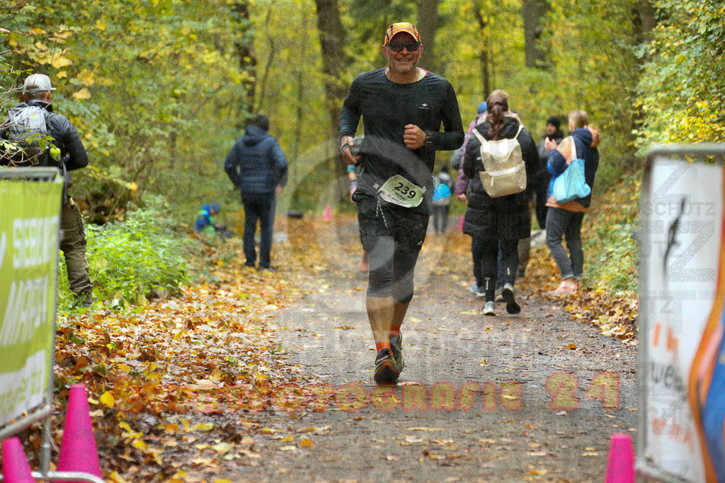 251026_1331_EX1_3590 | Sportfotografie im Rhein-Sieg Kreis, Köln, Bonn, NRW, Rheinland Pfalz, Hessen, etc. Unser Tätigkeitsfeld umfasst den Laufsport vom Volkslauf über den Marathon, Duathlon, Triathon bis zum Ultralauf wie Kölnpfad Ultra oder Schindertrail.