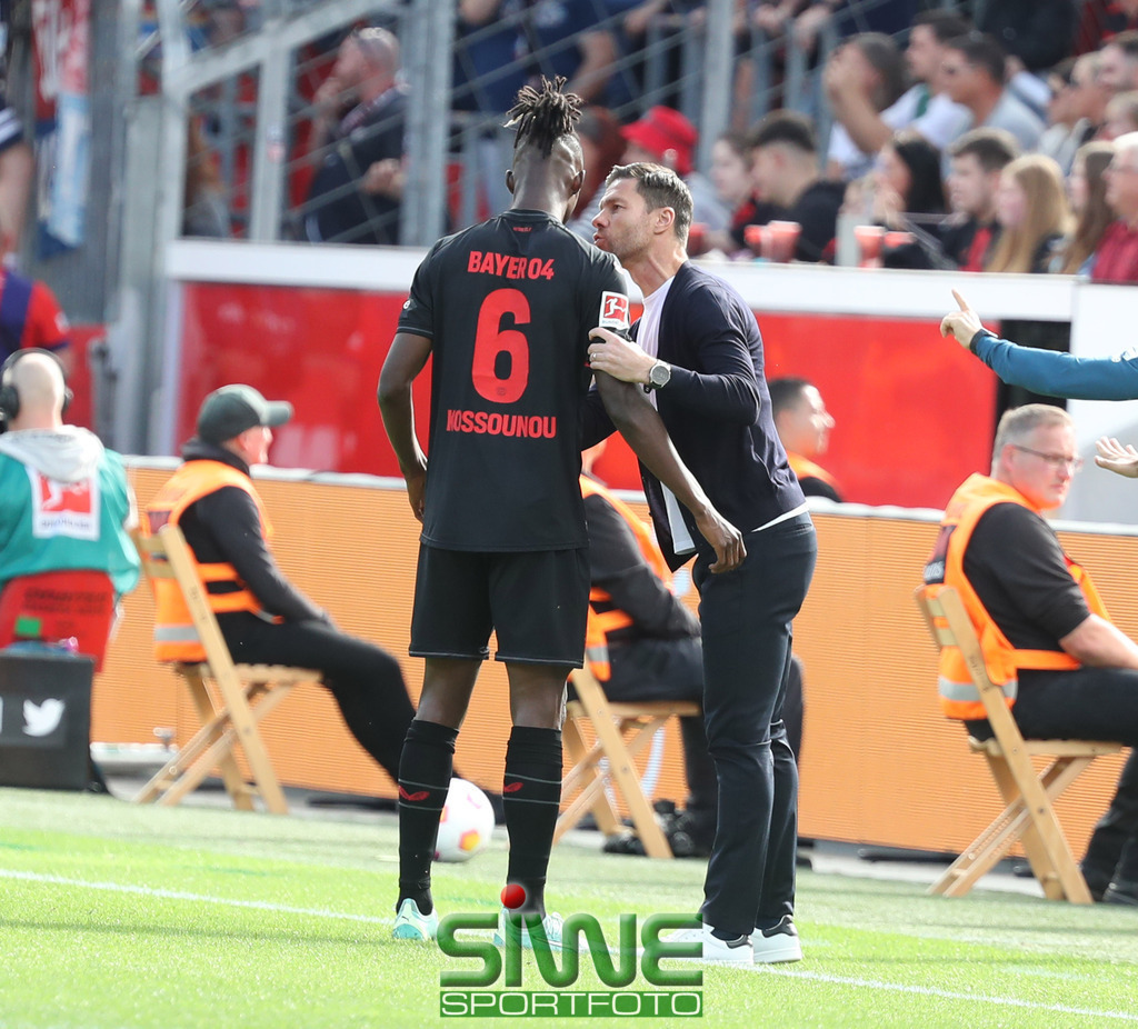 1.Fussball-Bundesliga  :    Bayer 04 Leverkusen--1.FC Heidenheim   5.Spltg. | 24.09.2023; Fussball; GER;  Saison 2023/2024 ; 1.Bundesliga;  5.Spieltag. : 
 Bayer 04 Leverkusen ---1.FC Heidenheim  :    Xabier Alonso (B04/Tr)  gibt seinem Spieler Odilon Kossounou (6/B04)  genaue Anweisungen.


DFL REGULATIONS PROHIBIT ANY USE OF PHOTOGRAPHS AS IMAGE SEQENCES AND/OR QUASI-VIDEO. - Realisiert mit Pictrs.com