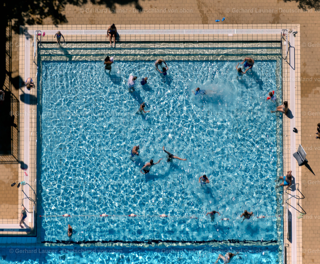 4036172 | BRAUNSCHWEIG 31.07.2020 Offenes Schwimmbecken des Freibades Raffteich an der Straße Madamenweg im Ortsteil Weststadt in Braunschweig im Bundesland Niedersachsen, Deutschland. Weiterführende Informationen bei: Stadtbad Braunschweig Sport und Freizeit GmbH. // Swimming pool of the Raffteich on street Madamenweg in the district Weststadt in Brunswick in the state Lower Saxony, Germany. Further information at: Stadtbad Braunschweig Sport und Freizeit GmbH. Foto: Gerhard Launer