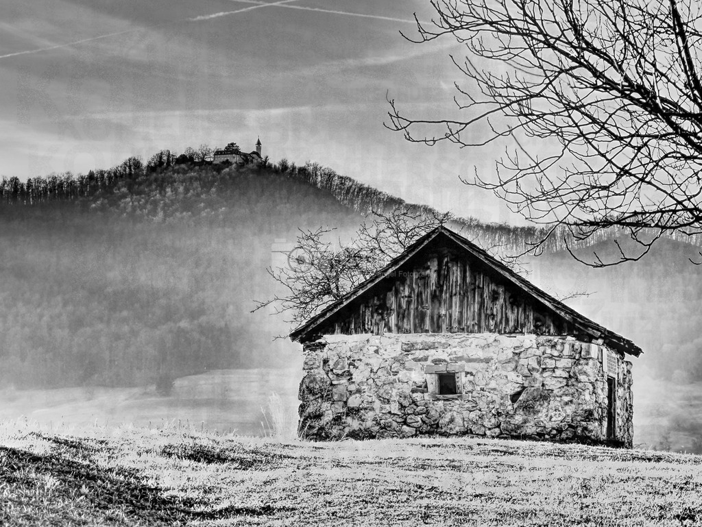 P1690962-1 | Was für eine wunderschöne Kombination von Teck und Nabelhäusle. Auch wenn das Bild in schwarz-weiss ist, so wirkt es besonders. Für viele einfach nur Heimat. - Realisiert mit Pictrs.com