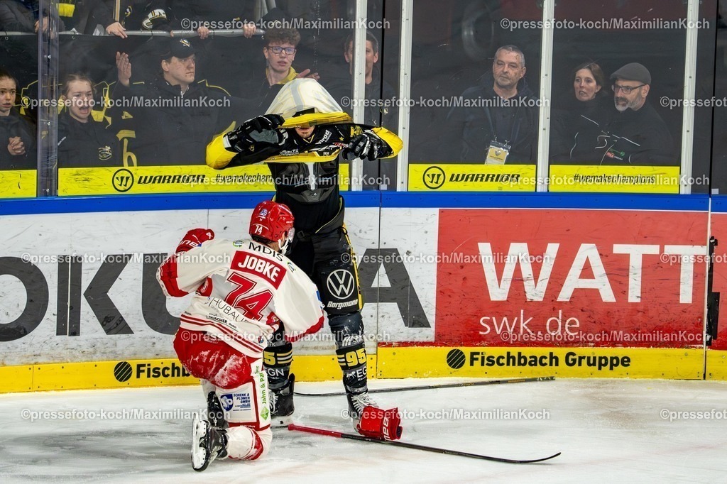 xKKUx18032601038 | 18.03.2026, xkkux, Eishockey, DEL2, Krefeld Pinguine - EV Landshut, Playoff Viertelfinale Spiel 1, Herren, Saison 2025 / 2026, Yayla Arena Krefeld: Colton Jobke (EV Landshut #74) im Handgemenge mit Mathew Santos (Krefeld Pinguine #95) welcher das Trikot über dem Kopf gezogen hat Tummult Prügelei Rauferei