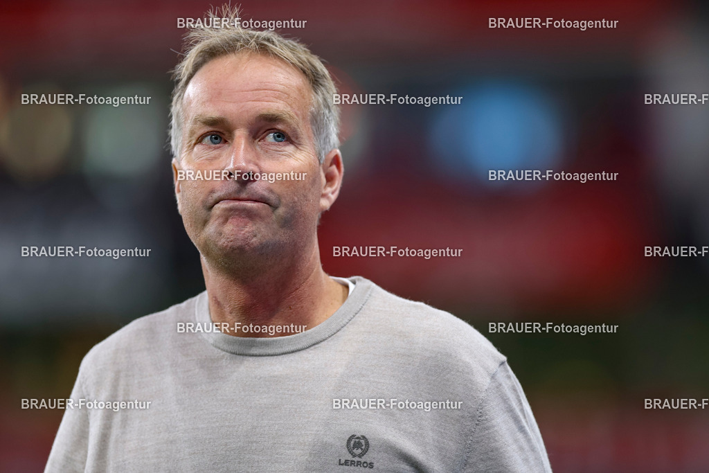 Bayer 04 Leverkusen vs Eintracht Frankfurt - Bundesliga  | Leverkusen, Deutschland, 12.09.25:   Trainer Kasper Hjulmand (Bayer 04 Leverkusen) schaut waehrend des Spiels der Bundesliga zwischen  Bayer 04 Leverkusen vs Eintracht Frankfurt in der BayArena(Foto von Brauer-Fotoagentur / Adrian Schlueter)