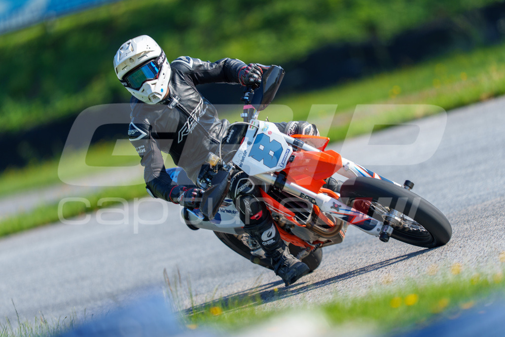 SuperMoto_Staatsmeisterschaft_Greinbach_026 | GRIPcapture steht für authentische Sportfotografie in Österreich – für Momente, die mehr sind als Geschwindigkeit oder Ergebnis. Es geht um Emotion, Spannung, Fokus und den Augenblick, der oft nur einen Wimpernschlag dauert.Ob Motorsport, Teamsport oder 