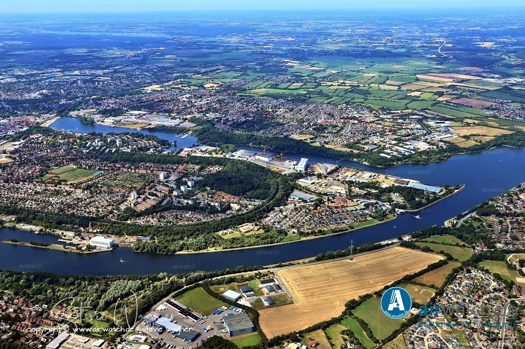 Luftbild Rendsburg - Im Laufe der Jahrhunderte baute Nobiskrug eine Vielzahl von Schiffen | Im Laufe der Jahrhunderte baute Nobiskrug eine Vielzahl von Schiffen, darunter Küstenmotorschiffe nach dem Zweiten Weltkrieg wie die „WALTRAUD BEHRMANN“ und „CHARLOTTE BOHL“, sowie das 93,3 Meter lange Stückgutfrachters „BLEICHEN“, das heute als Museumsschiff in Hamburg steht. Weitere bedeutende Projekte umfassten das 138,23 Meter lange Übungsschiff für die Deutsche Marine „DEUTSCHLAND“ (A59), die Autofähren „PRINS BERTIL“, „GUSTAV VASA“ und „KRONPRINS CARL GUSTAV“, sowie das berühmte Forschungsschiff „POLARSTERN“, das zugleich ein Eisbrecher ist.
